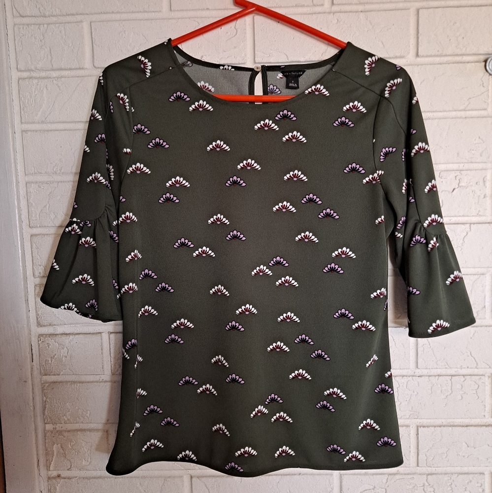 Ann Taylor dark green 3/4 sleeve crew neck top/blouse